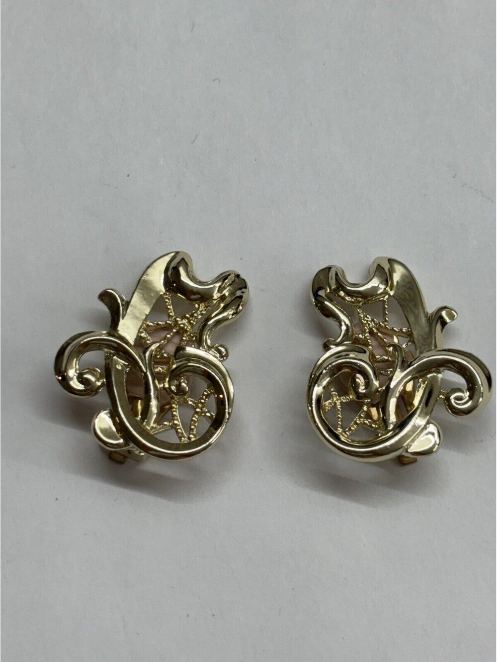 VINTAGE SARAH COVENTRY GOLD TONE EARRINGS 60s 70s ORNATE SWIRL CLIP ON